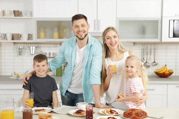 愉快的家庭在厨房吃早餐 — 图库照片