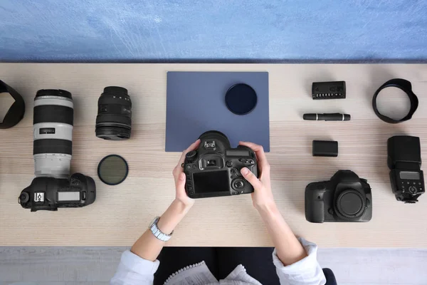 Fotograf vid bord med utrustning — Stockfoto