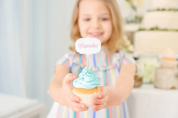 Κορίτσι με νόστιμο cupcake — Φωτογραφία Αρχείου