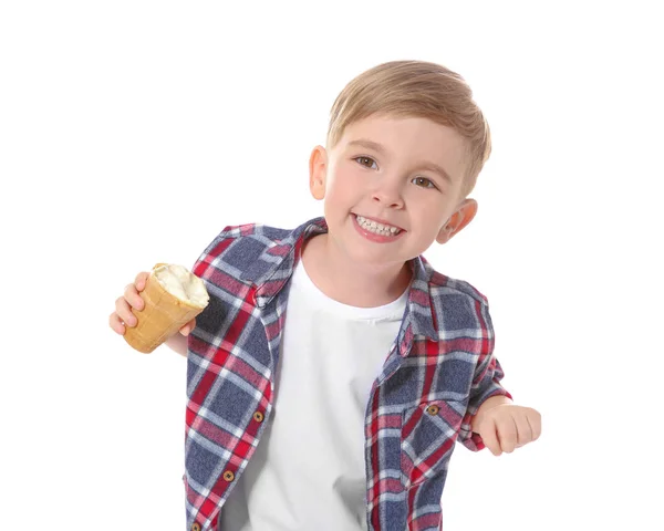 Kleine jongen die ijs eet — Stockfoto