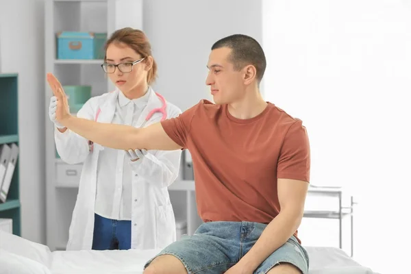 Female orthopedist with patient in her office — Stock Photo, Image