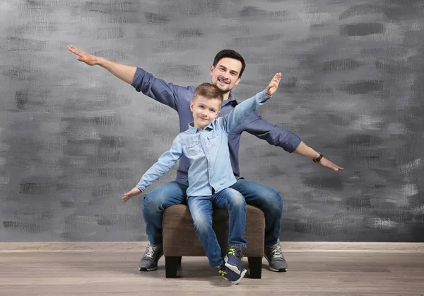 Bărbat chipeş jucându-se cu fiul — Fotografie, imagine de stoc