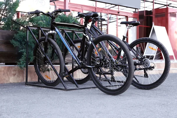 Bicicletas en estacionamientos — Foto de Stock