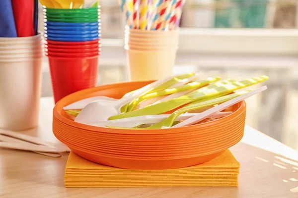ピクニックのためのカラフルなプラスチックの食器 — ストック写真