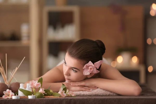Kobieta leżąc na stole do masażu — Zdjęcie stockowe