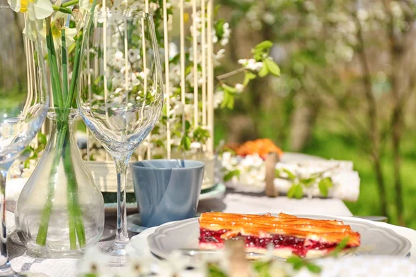 Dukning och bur med blommor — Stockfoto