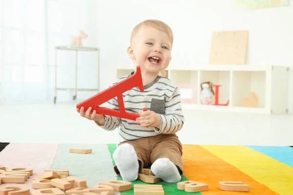 Criança pequena bonito — Fotografia de Stock