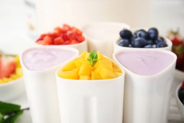 Bekers met lekkere zelfgemaakte yoghurt — Stockfoto