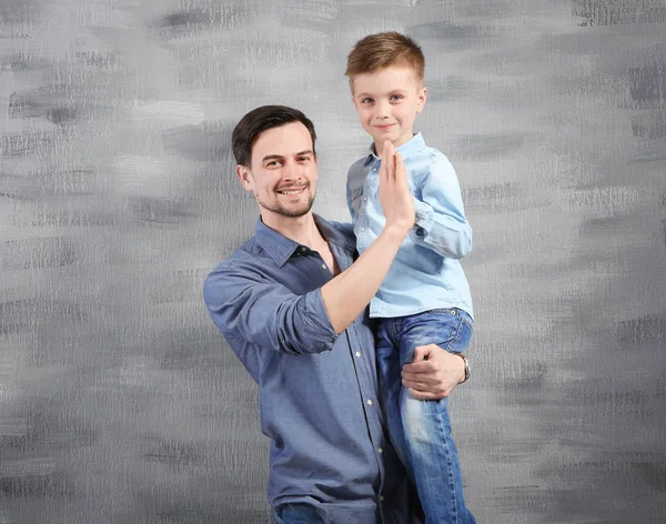 Yakışıklı adam ve oğlu — Stok fotoğraf