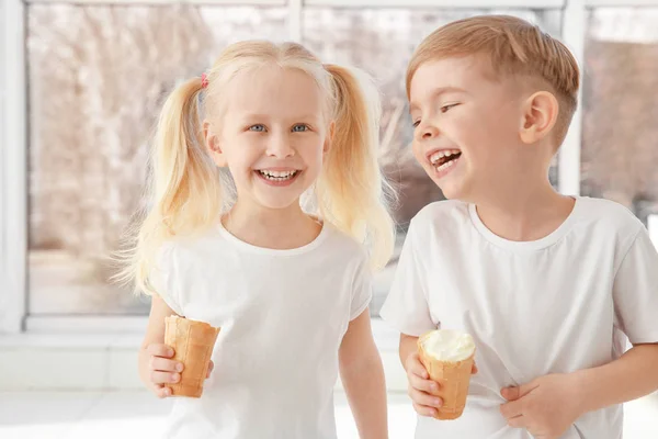 Kinderen die ijs eten — Stockfoto