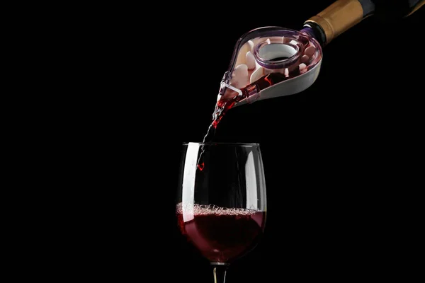 Versare il vino rosso — Foto Stock