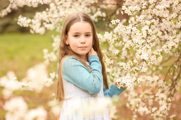 Leuk meisje, wandelen in het park — Stockfoto