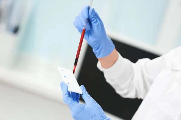 Wissenschaftler arbeitet mit Blutprobe — Stockfoto