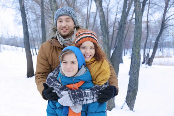 Família feliz no parque de inverno — Fotografia de Stock