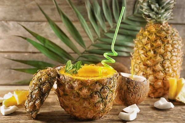 Cocktail in ananas en kokos — Stockfoto