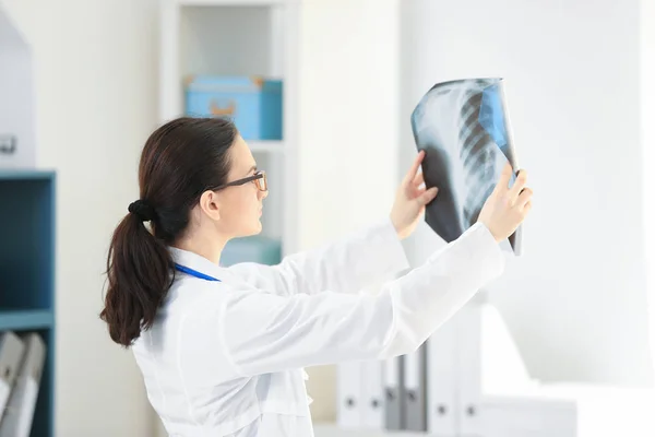 Belle jeune orthopédiste travaillant au bureau — Photo