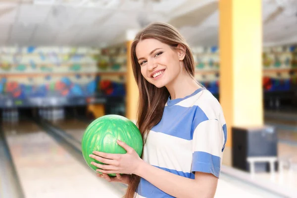 Vacker ung kvinna med boll — Stockfoto