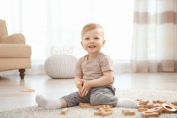 Schattig klein kind — Stockfoto