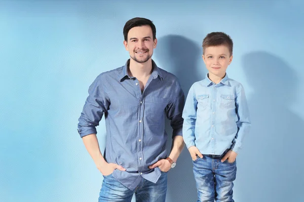 Bonito homem e filho — Fotografia de Stock