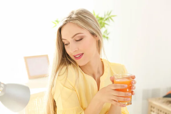 Mujer con vaso de jugo fresco —  Fotos de Stock