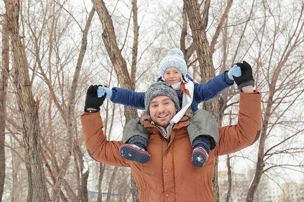 Glücklicher Vater mit Tochter im Winterpark — Stockfoto