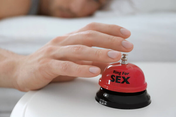 Мужчина звонит в секс-колокол
 