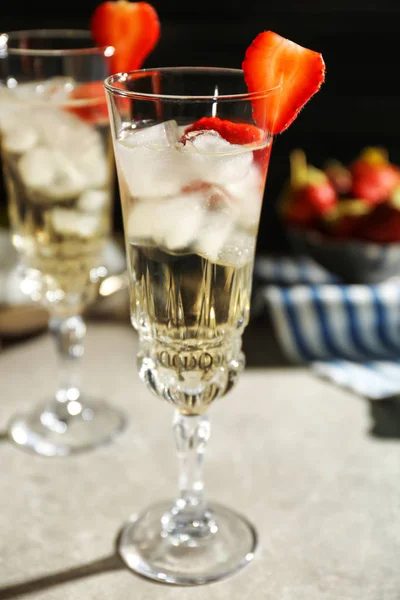 Erfrischende Cocktails mit Erdbeere — Stockfoto