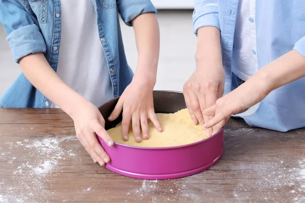 Kvinna och hennes dotter matlagning — Stockfoto