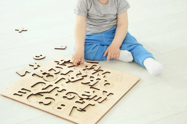Enfant jouant avec les lettres — Photo