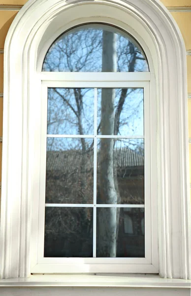 Oblouky plastové okno — Stock fotografie