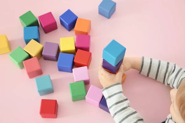 Gyermek játszó kocka — Stock Fotó