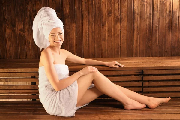 Belle jeune femme dans le sauna — Photo