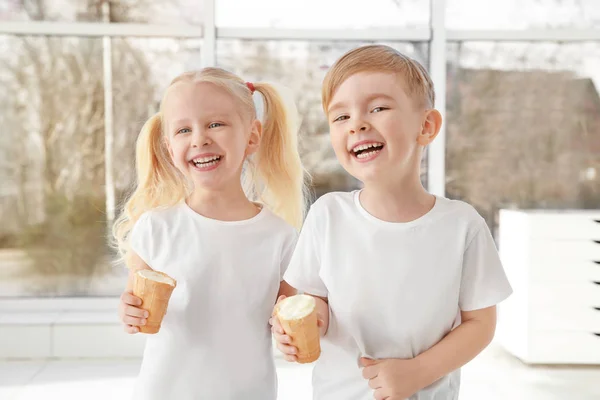 Kinderen die ijs eten — Stockfoto