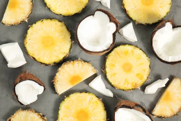 Свежие кусочки кокоса и ананаса — стоковое фото