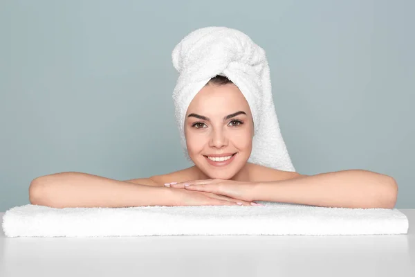 Belle jeune femme après le bain — Photo