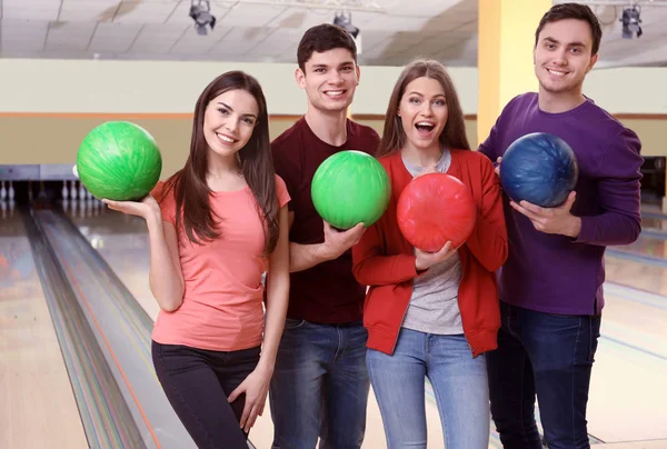 Friends at bowling club — Stock Photo, Image