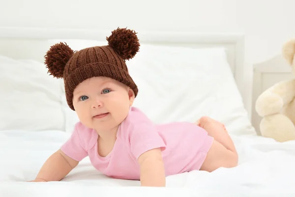 Carino bambino che indossa un cappello divertente sul letto — Foto Stock