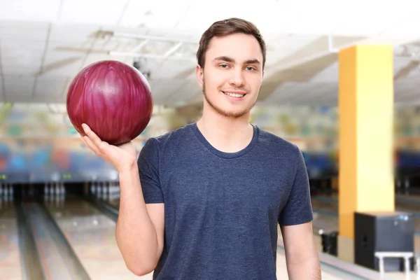 Knappe jonge man met bal — Stockfoto