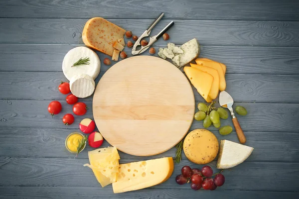 Varietà di formaggio e noci — Foto Stock