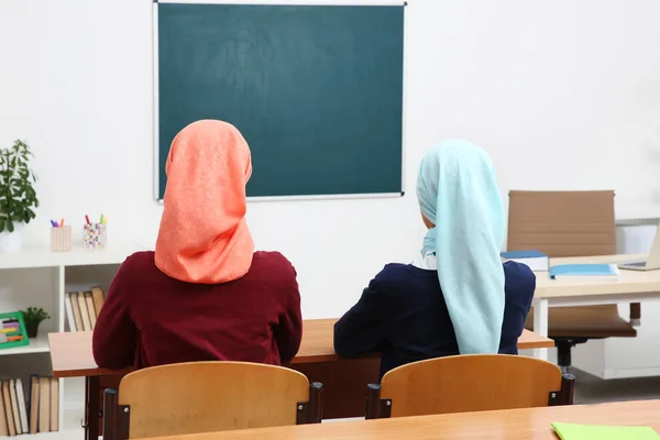 学校のクラスで机に座っている二人の女の子 — ストック写真