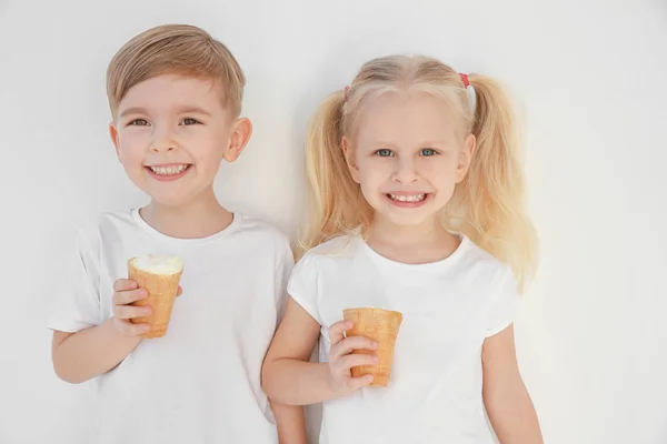 Παιδιά που τρώνε παγωτό — Φωτογραφία Αρχείου