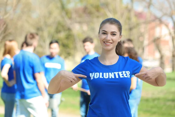 Hermoso joven voluntario con equipo al aire libre —  Fotos de Stock