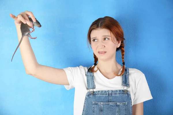 Teenager-Mädchen mit lustiger Ratte — Stockfoto