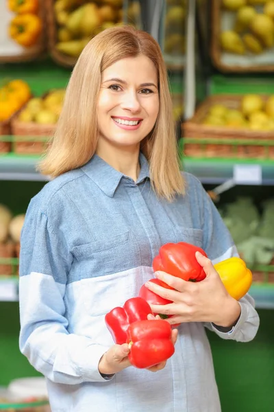Schöne Frau kauft Gemüse — Stockfoto