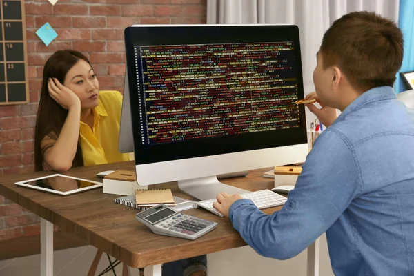 Jeunes programmeurs travaillant au bureau — Photo