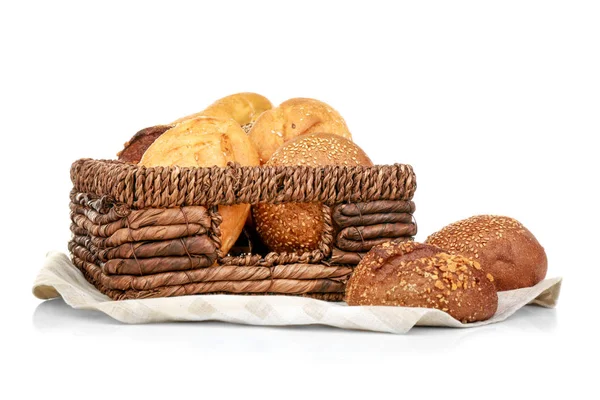 Cesta de mimbre con pan fresco — Foto de Stock