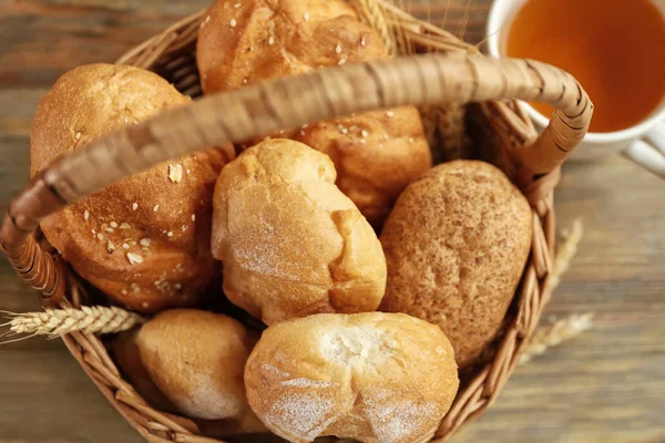 Verschiedene Arten von frischem Brot — Stockfoto
