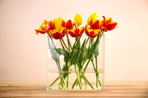 Schöner Strauß Frühlingsblumen — Stockfoto