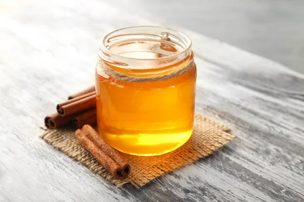 Kanel och honung i burk — Stockfoto