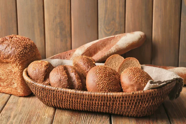 Diferentes tipos de pan fresco — Foto de Stock